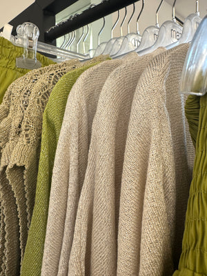 KNIT V-NECK